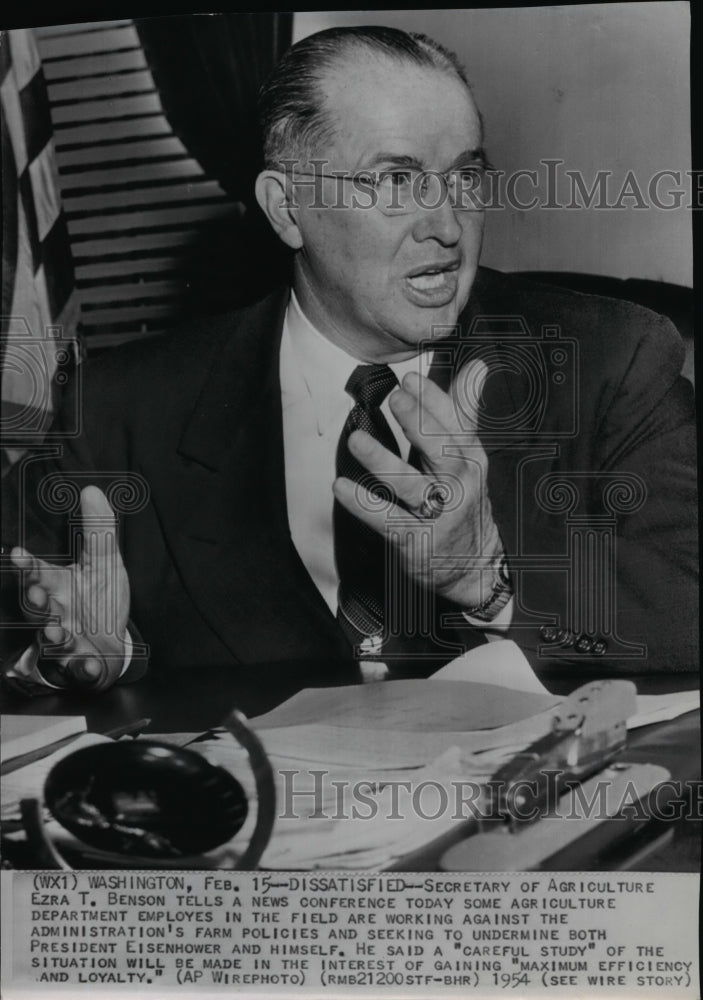 1954 Wire Photo Sec. Ezra Benson of Agriculture, speaks at a news conference - Historic Images