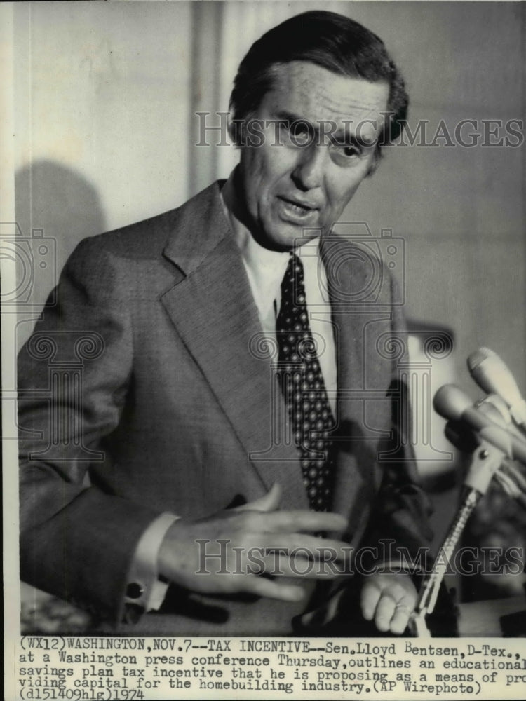 1974 Wire Photo Lloyd Bentsen outlines tax incentive plan at a press conference-Historic Images