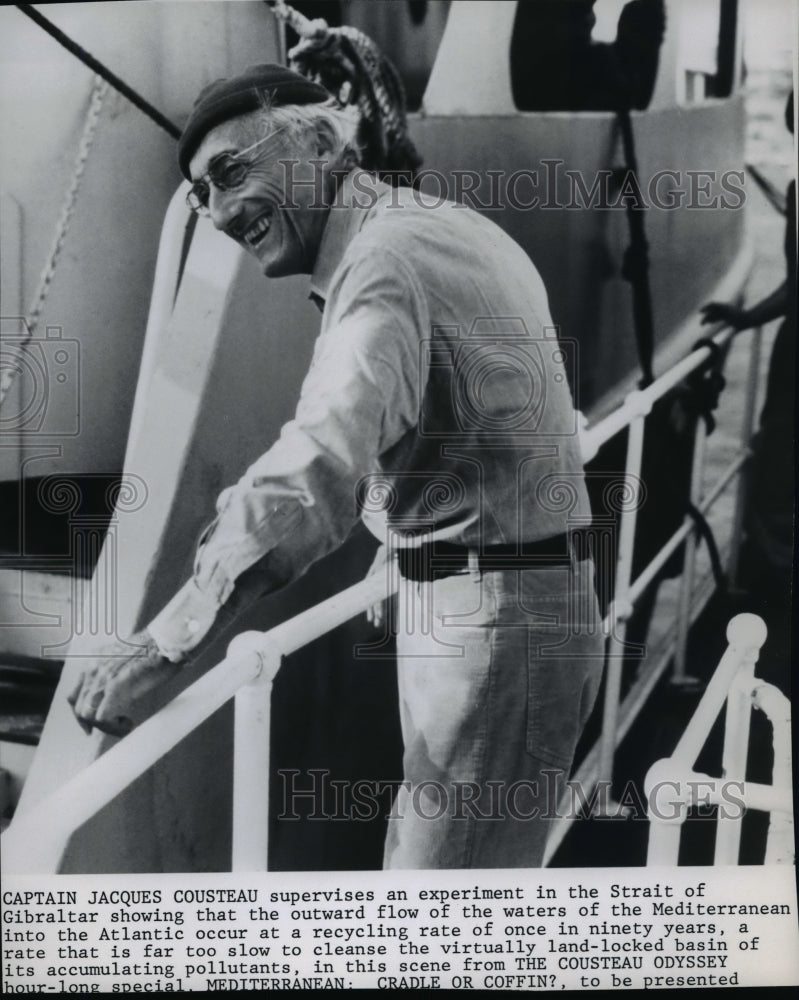 1979 Wire Photo Captain Jacques Cousteau supervise in Strait of Gibraltar - Historic Images