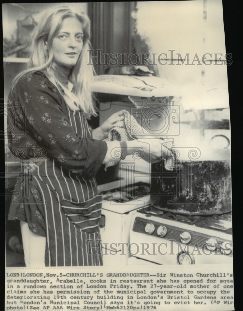 1976 Wire Photo Sir Winston Churchill&#39;s granddaughter cooking in her restaurant - Historic Images