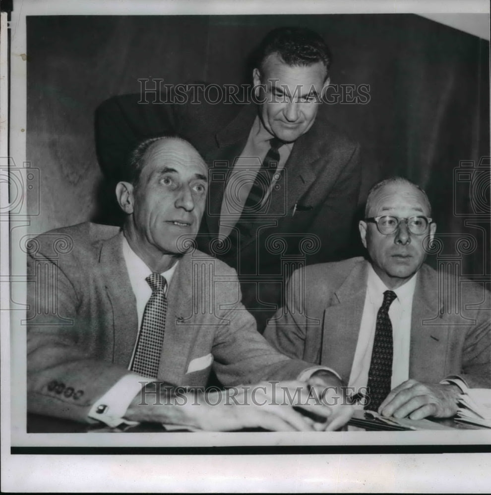 1958 Wire Photo H. Bridges, J.R. Robertson, H. Schmidt during press conference - Historic Images