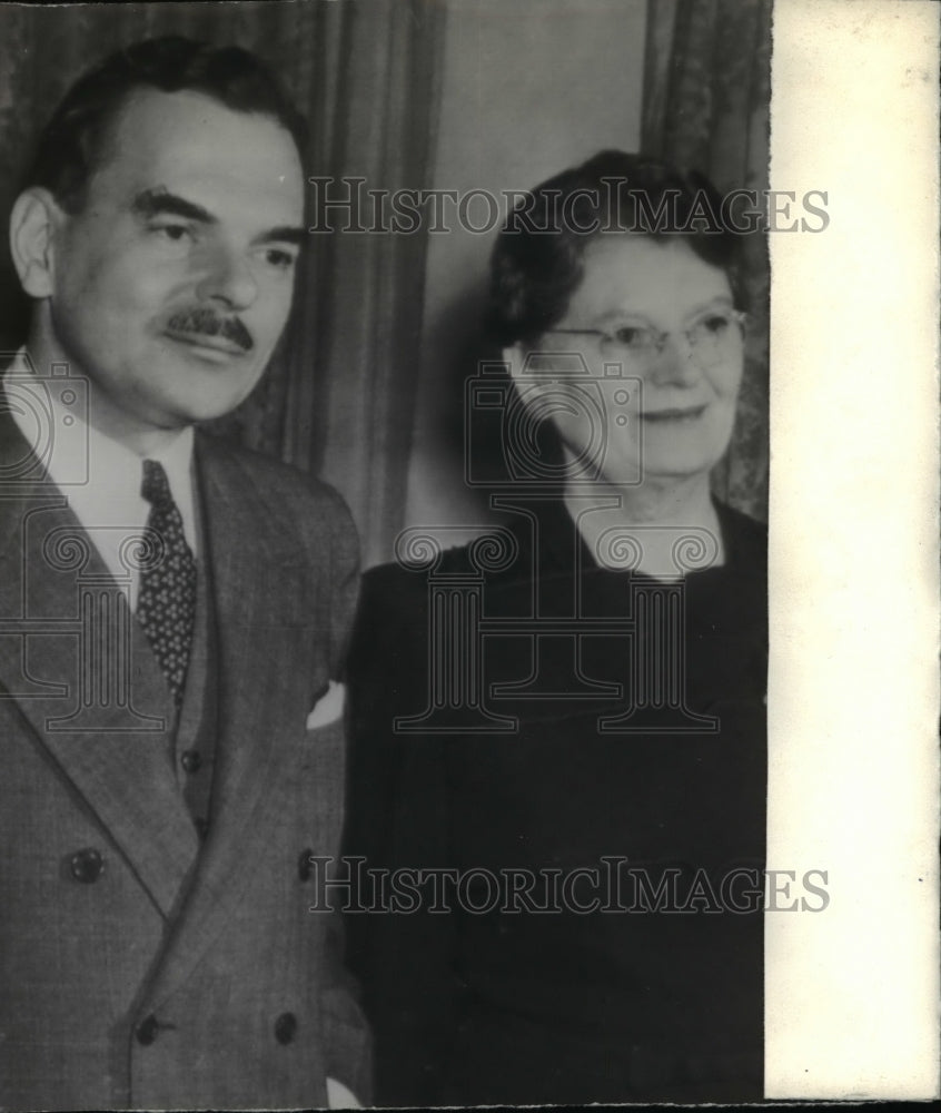 1944 Wire Photo Thomas E. Dewey with family member  - Historic Images
