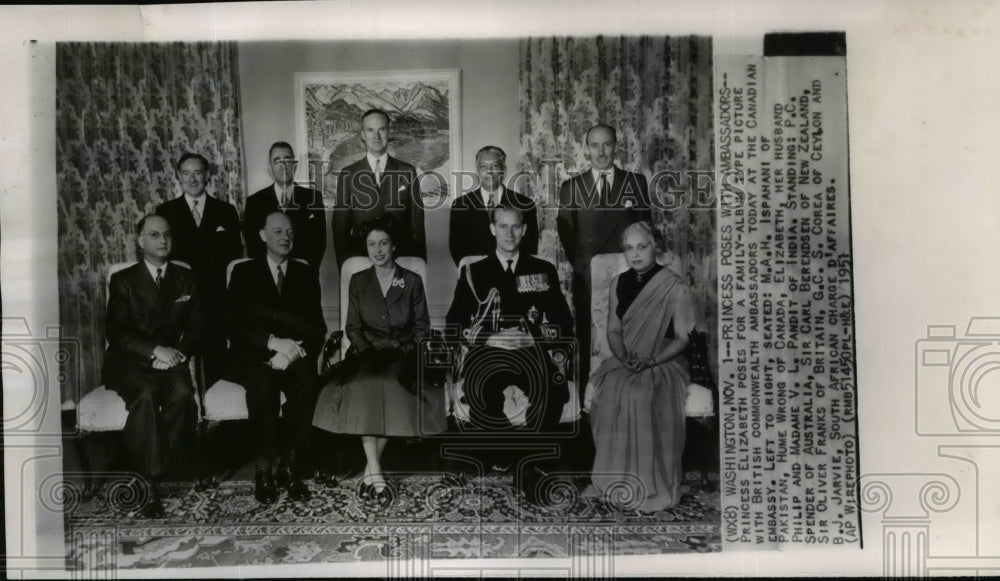 1951 Wire Photo Princess Elizabeth takes photo at the Canadian Embassy.-Historic Images