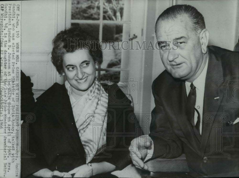 1966 Wire Photo Mrs Indira Gandhi talks to Lyndon Johnson in the White House. - Historic Images