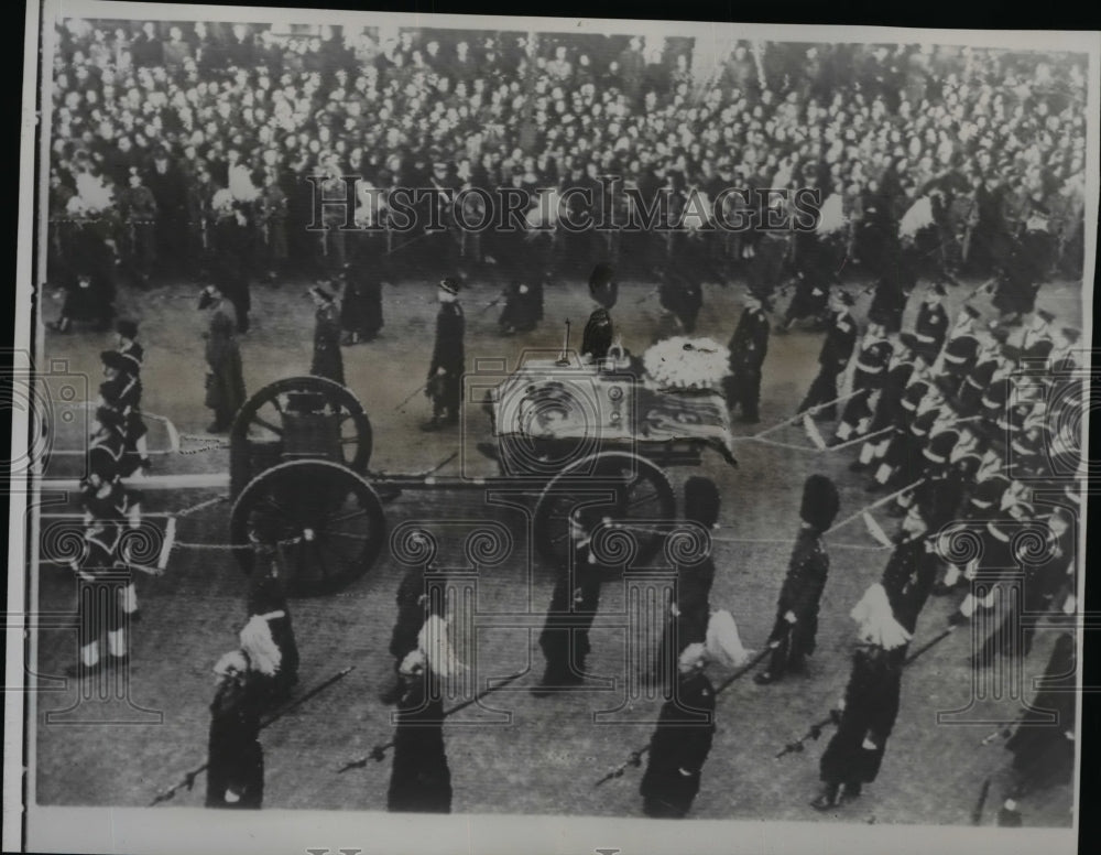 1952 Wire Photo Wreath atop Kings body is borne to Windsor for interment. - Historic Images