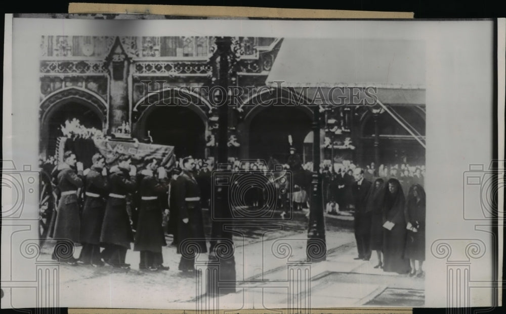 1952 Wire Photo Coffin of King George VI is borne into Westminster Hall, London - Historic Images