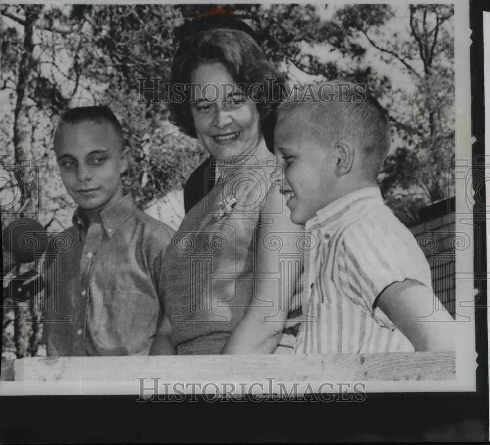 1965 Wire Photo Mrs. Grissom and sons, Scott, 14, Mark, 11 meet newsman. - Historic Images