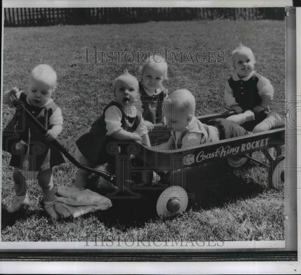 Press Photo Photograph of the Fischer quintuplets of Aberdeen, S.D