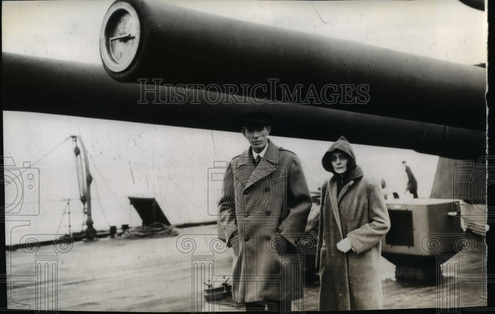 1941 Wire Photo Lord and Lady Halifax posing beneath the gun of King George V - Historic Images