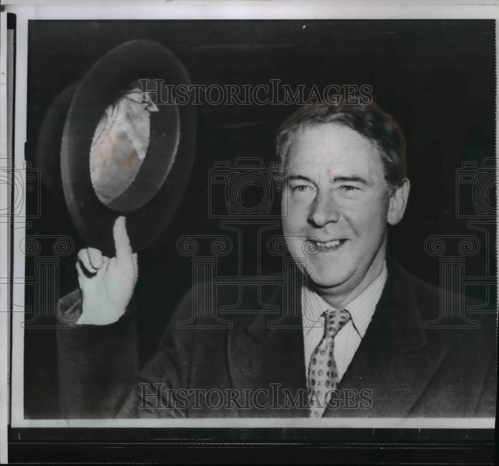 1955 Wire Photo Hugh Gaitskell raising his hat in London  - Historic Images