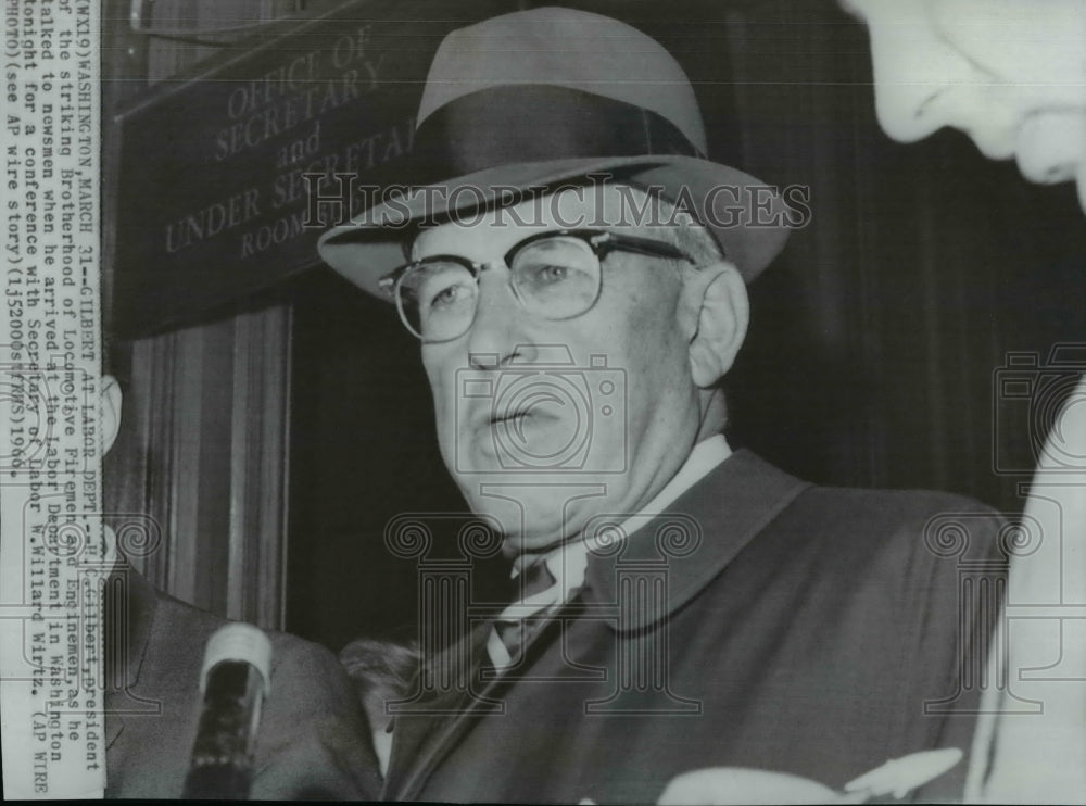 1966 Wire Photo H. C. Gilbert talking to newsmen at Labor Department, Wash. - Historic Images