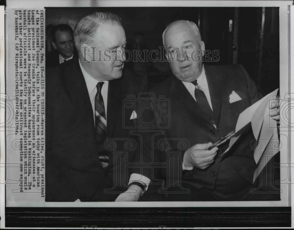 1964 Wire Photo Warren Giles and J. Cronin talking in the hearing room in Wash.-Historic Images