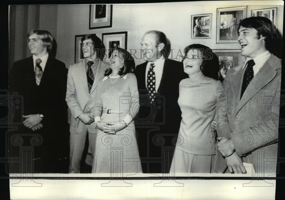 1973 Wire Photo Pres. Ford and his family smiling after a ceremony  - Historic Images