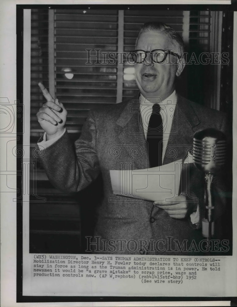 1952 Wire Photo Mobilization Director Henry H. Fowler talking to newsmen - Historic Images