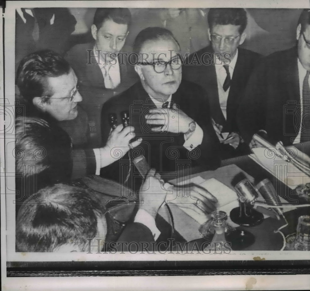 1961 Wire Photo Premier Gaston Eyskens facing newsmen  - Historic Images