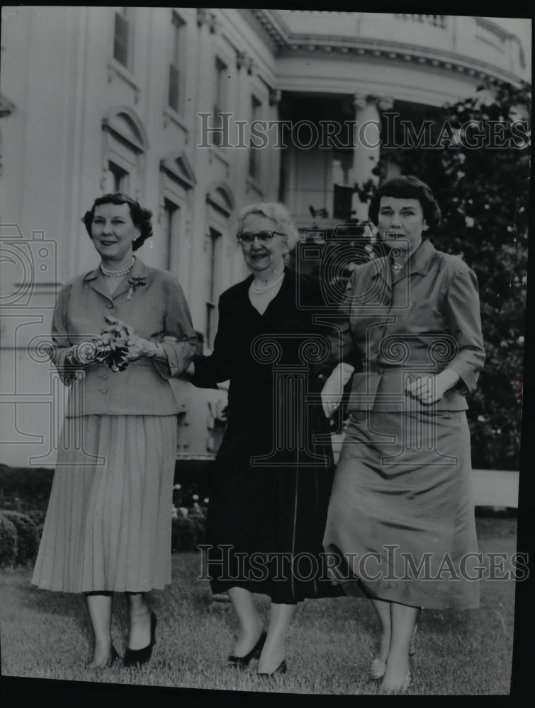 Wire Photo Mamie Eisenhower at the White House  - Historic Images