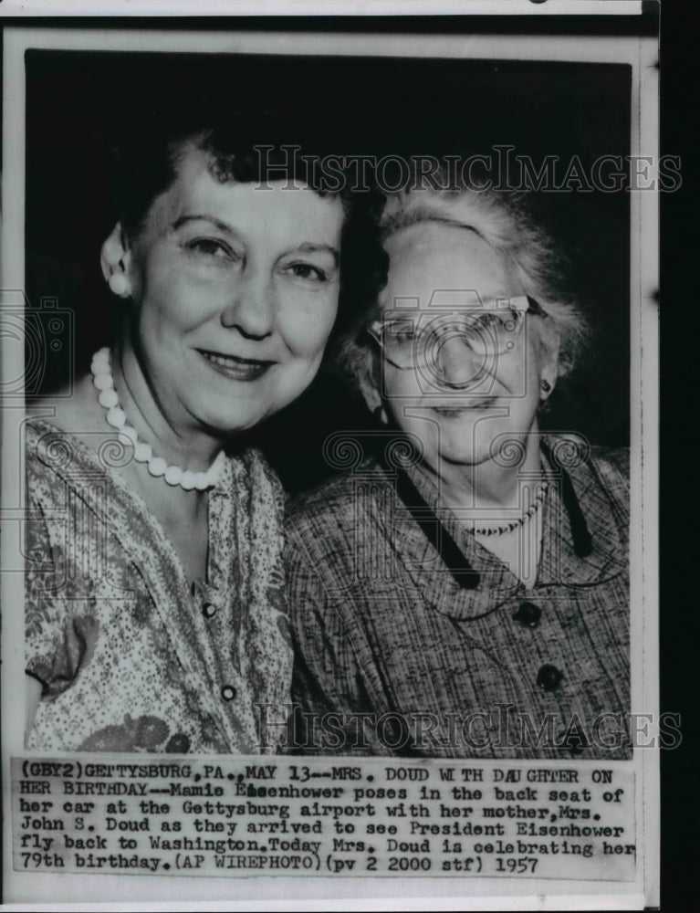 1957 Wire Photo Mamie Eisenhower posing with her mother, Mrs. John S. Doud - Historic Images