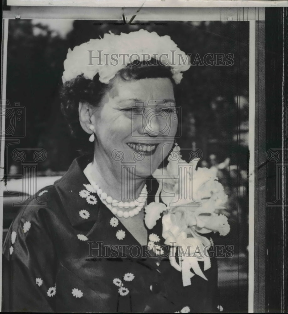 1957 Wire Photo Mamie Eisenhower wearing a hat made of white silk flowers - Historic Images