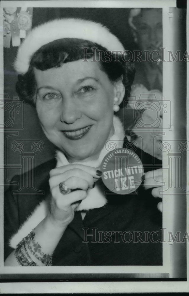 1968 Press Photo Mamie Eisenhower holds &quot;stick with Ike&quot; pin. - Historic Images