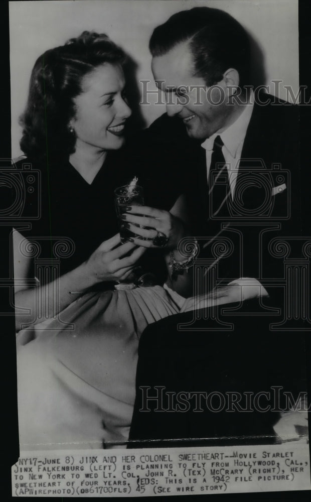 1945 Wire Photo Movie starlet Jinx Falkenburg and Lt. Col. John R. McCrary - Historic Images