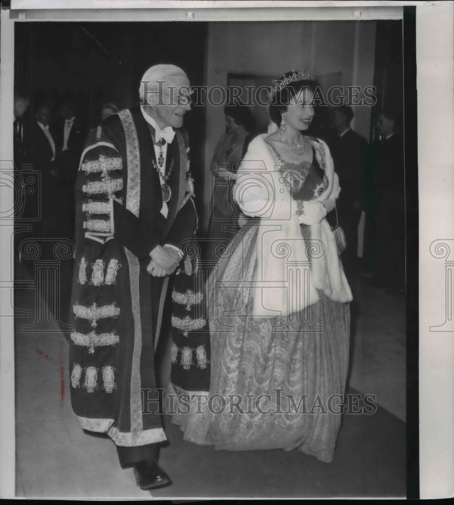 1976 Press Photo Lord Arian &amp; Queen Elizabeth II, Society&#39;s headquarters, London - Historic Images