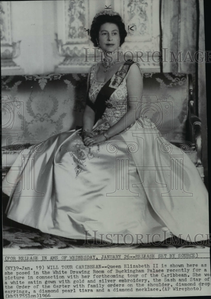 1966 Press Photo Queen Elizabeth II in White Drawing Room at Buckingham Palace.-Historic Images