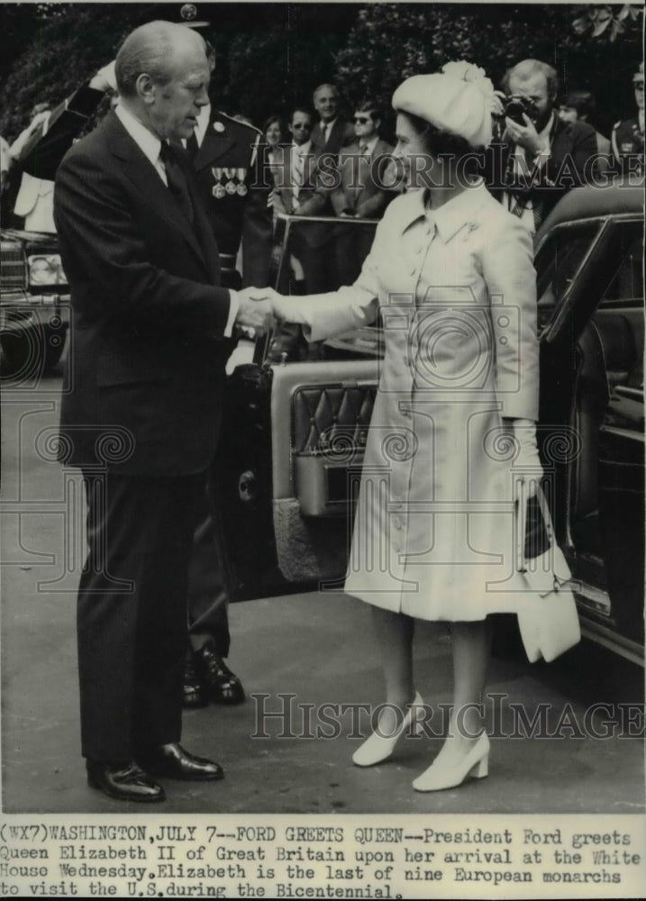 1976 Wire Photo President Ford greeting Queen Elizabeth II at the White House-Historic Images