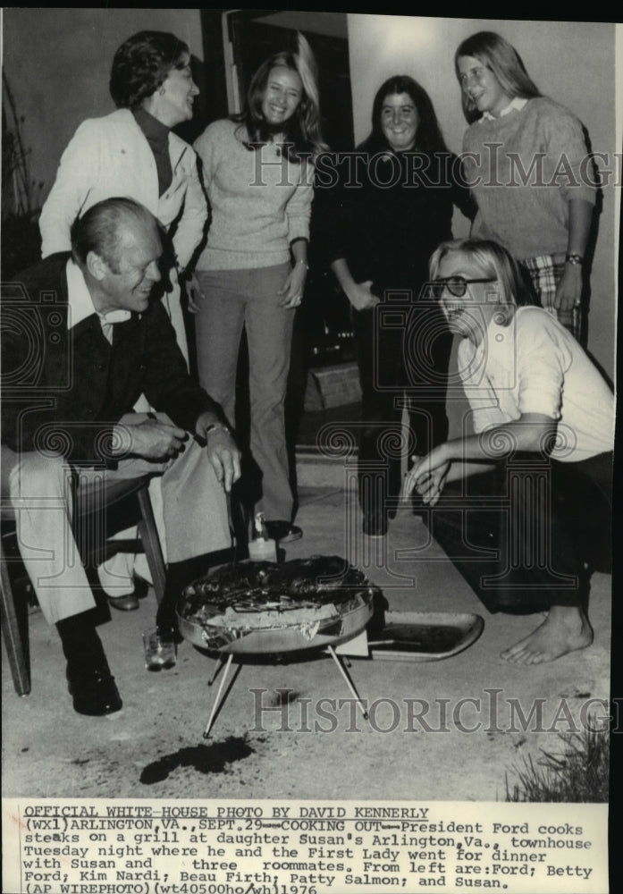 1976 Wire Photo President Ford cooking steaks on a grill at Arlington, Va. - Historic Images