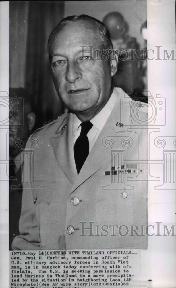 1962 Wire Photo Gen. Paul D. Harkins confers with Thailand officials - Historic Images