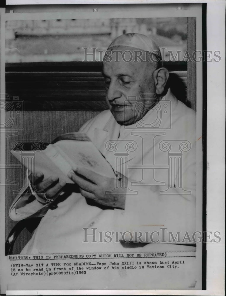 1963 Press Photo Pope John XXIII reads in front of the window of his studio - Historic Images