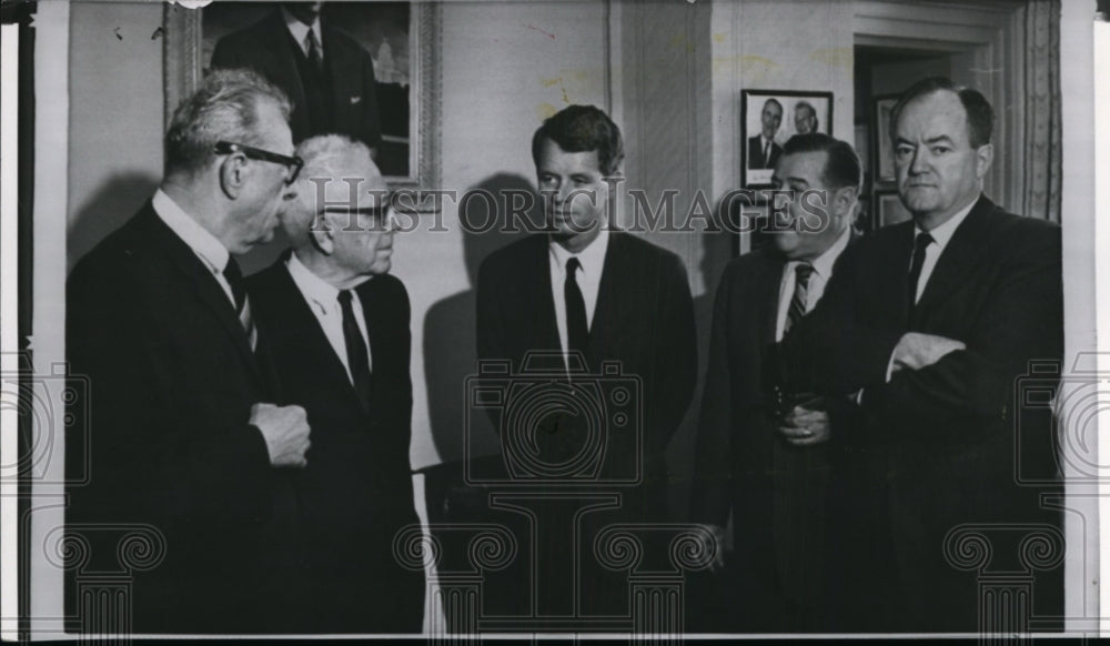 1968 Press Photo Attorney General Robert Kennedy listens intently - Historic Images