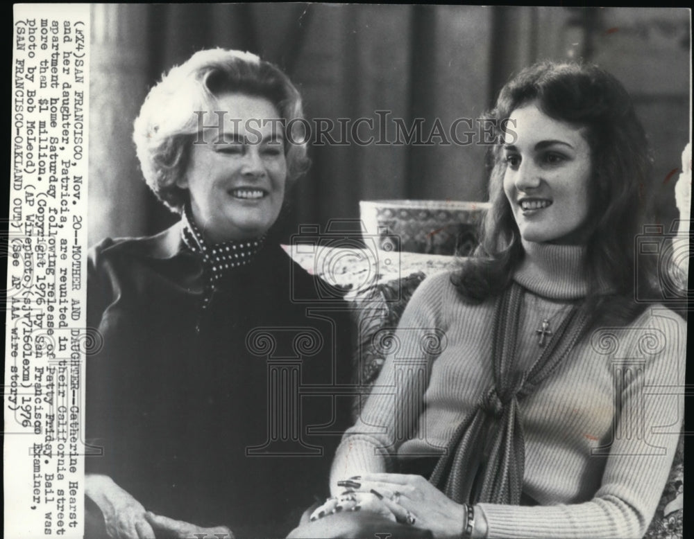 1976 Press Photo Catherine Hearst and her daughter, Patricia, at their home - Historic Images