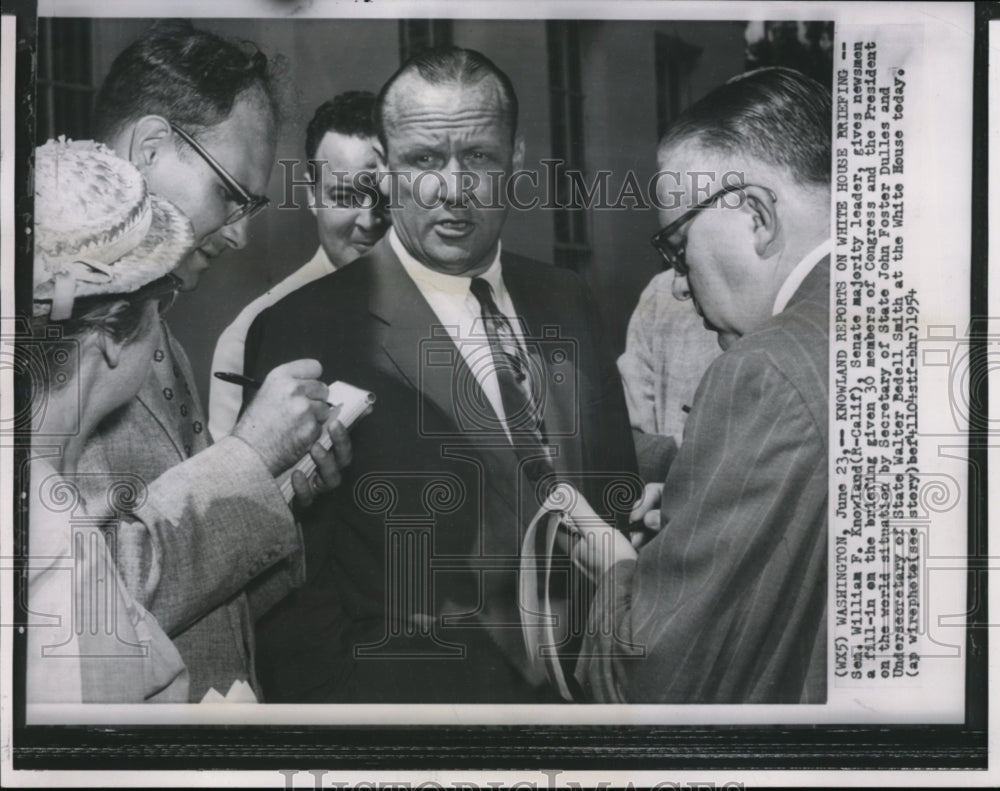 1954 Press Photo Sen. William Knowland talking with newsmen at the White House- Historic Images