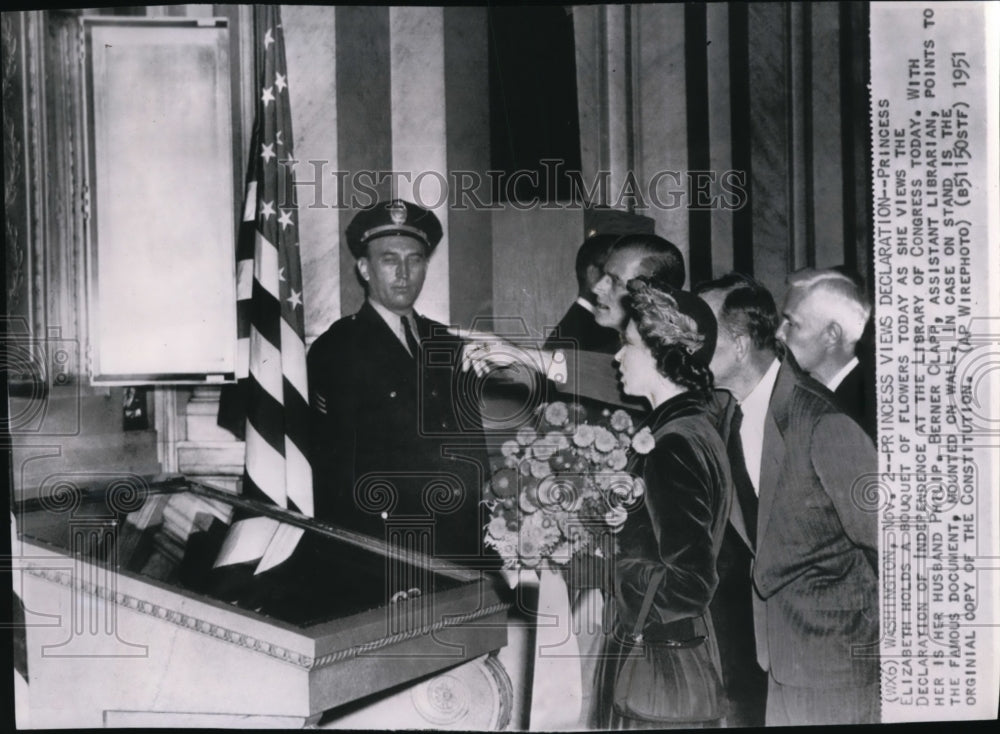 1951 Wire Photo Princess Elizabeth viewing the Declaration of Independence-Historic Images