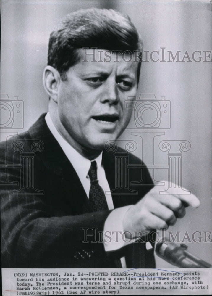 1962 Press Photo President Kennedy pointing at his audience in a news conference - Historic Images