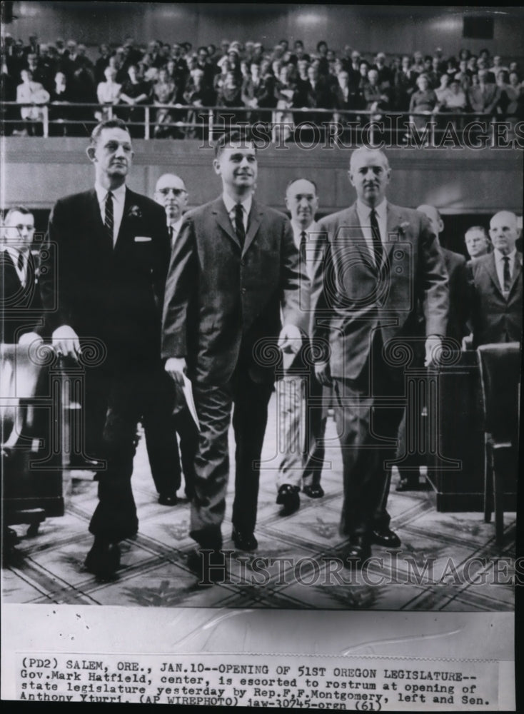 1961 Press Photo Governor Mark Hatfield of Oregon speaks in front of legislature - Historic Images