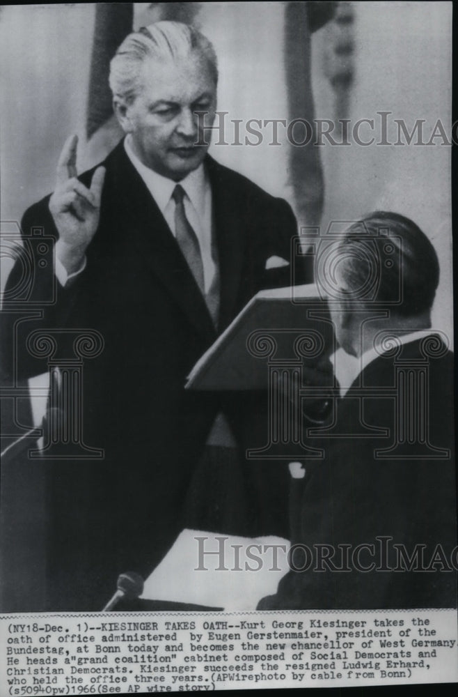 1966 Press Photo Kurt George Kiesinger taking the oath of office at Bonn - Historic Images