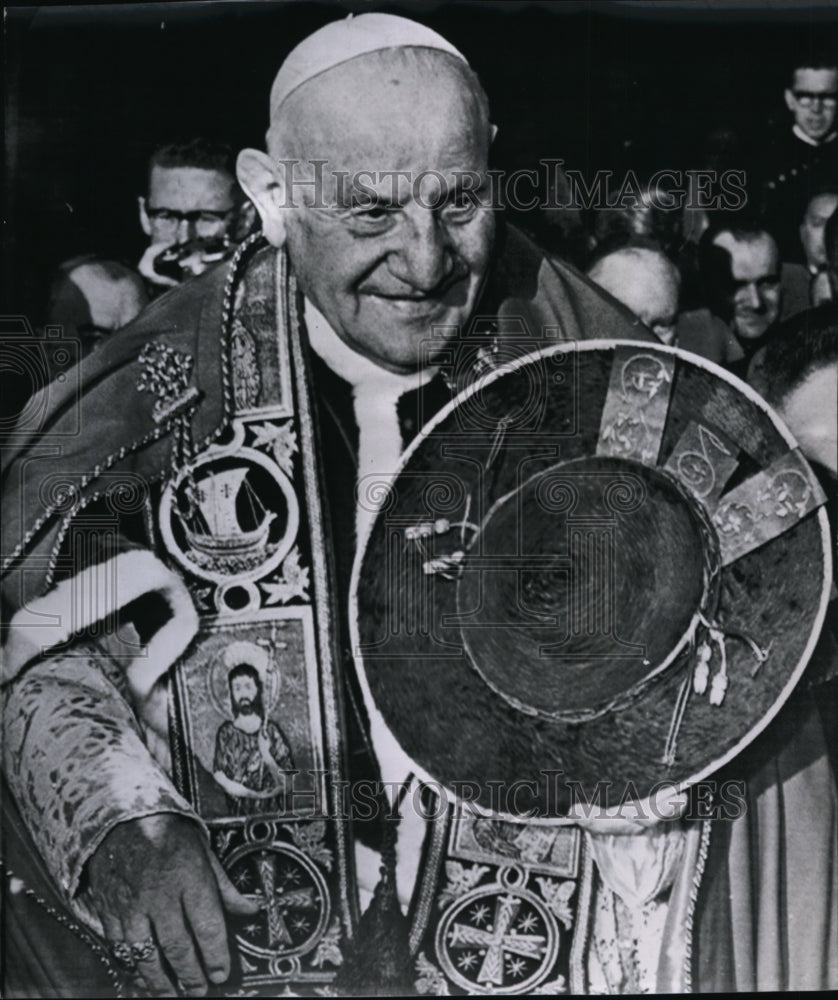 1962 Press Photo Pope John XXIII standing outside the Pontificial College - Historic Images