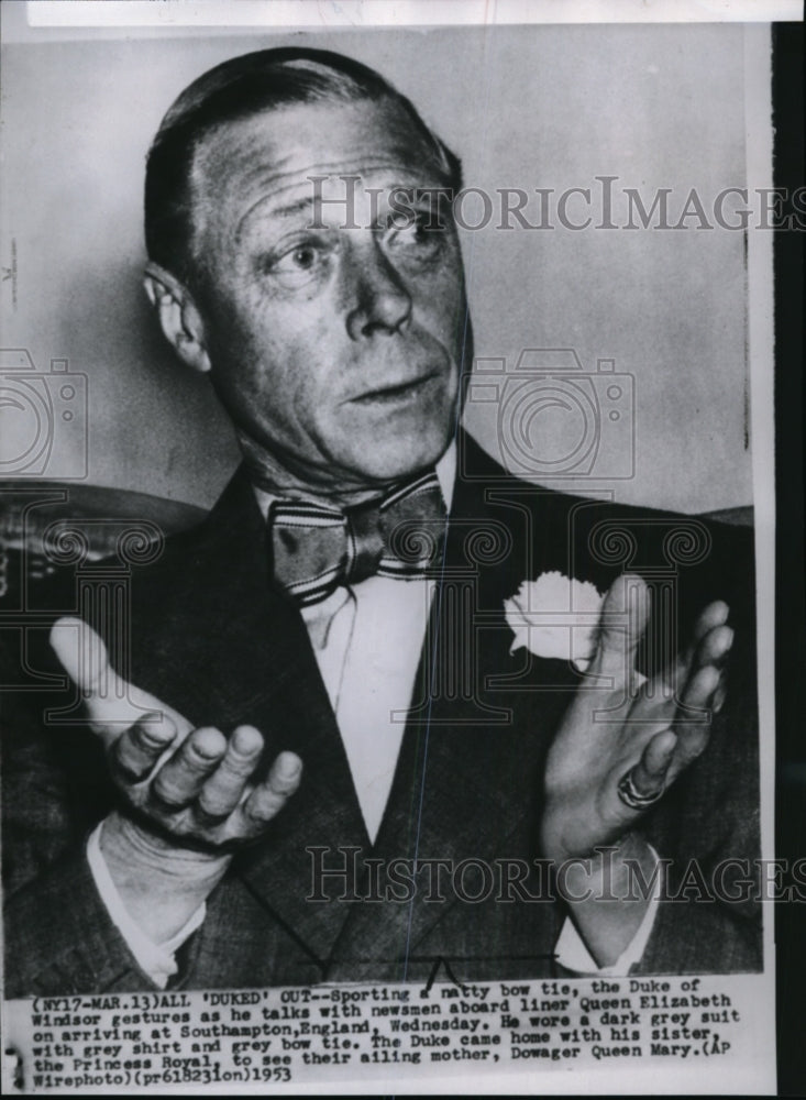 1953 Press Photo The Duke of Windsor chatting with newsmen - Historic Images