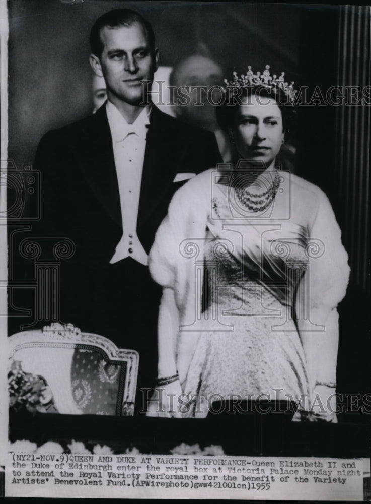 1955 Press Photo The Duke of Edinburgh &amp; Queen Elizabeth II-Royal Variety Perf. - Historic Images