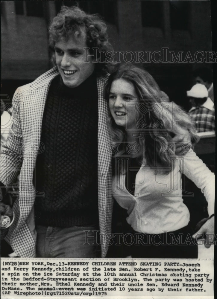 1975 Press Photo Joseph and Kerry Kennedy skating at the Christmas skating party - Historic Images