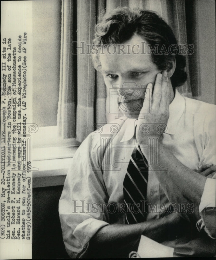 1976 Press Photo Joseph Kennedy III sitting in his uncle&#39;s Boston headquarters - Historic Images