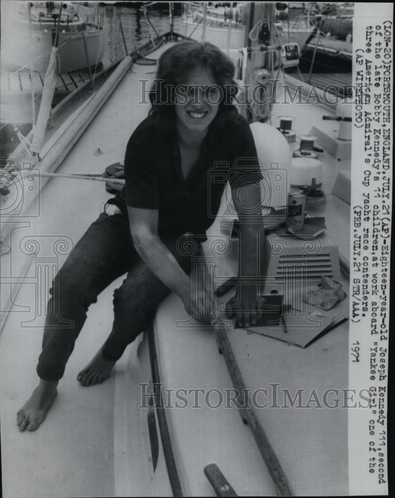 1971 Press Photo Joseph Kennedy III working aboard the &quot;Yankee Girl&quot; - Historic Images