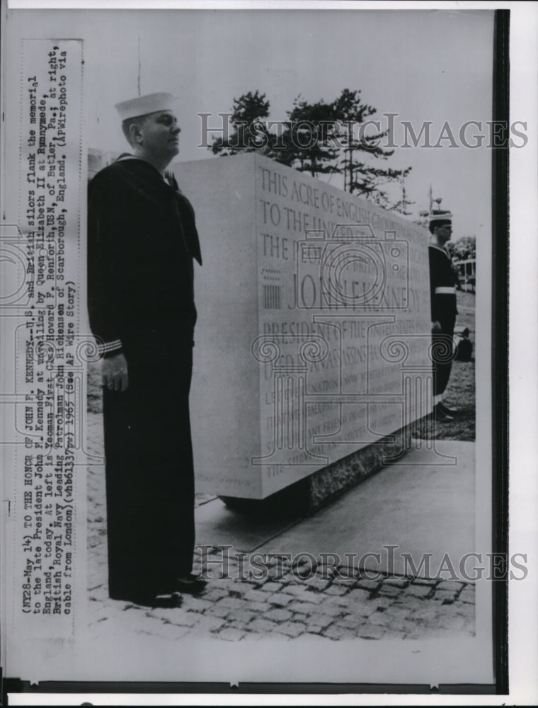 1965 Press Photo H. Renforth and J. Rickenson at the memorial of John F. Kennedy - Historic Images