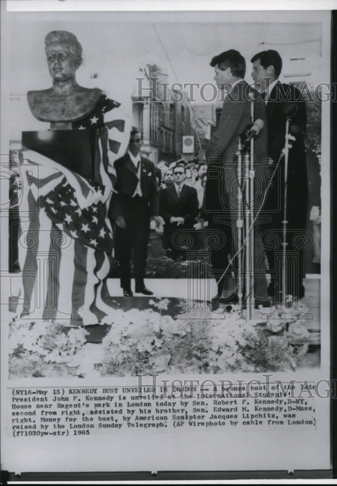 1965 Press Photo Sen. R. Kennedy unveiling the bronze bust of Pres. J. Kennedy - Historic Images