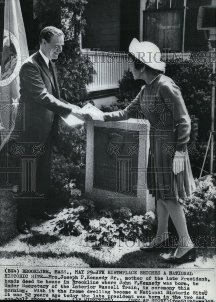 1969 Press Photo Mrs. J. Kennedy Sr. giving the deed to her house in Brookline - Historic Images