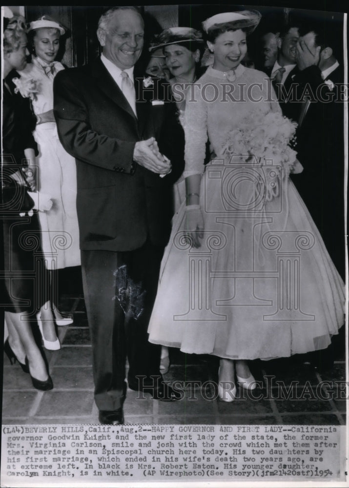 1954 Press Photo Gov. and Mrs. G. Knight greeting the crowd after their marriage - Historic Images