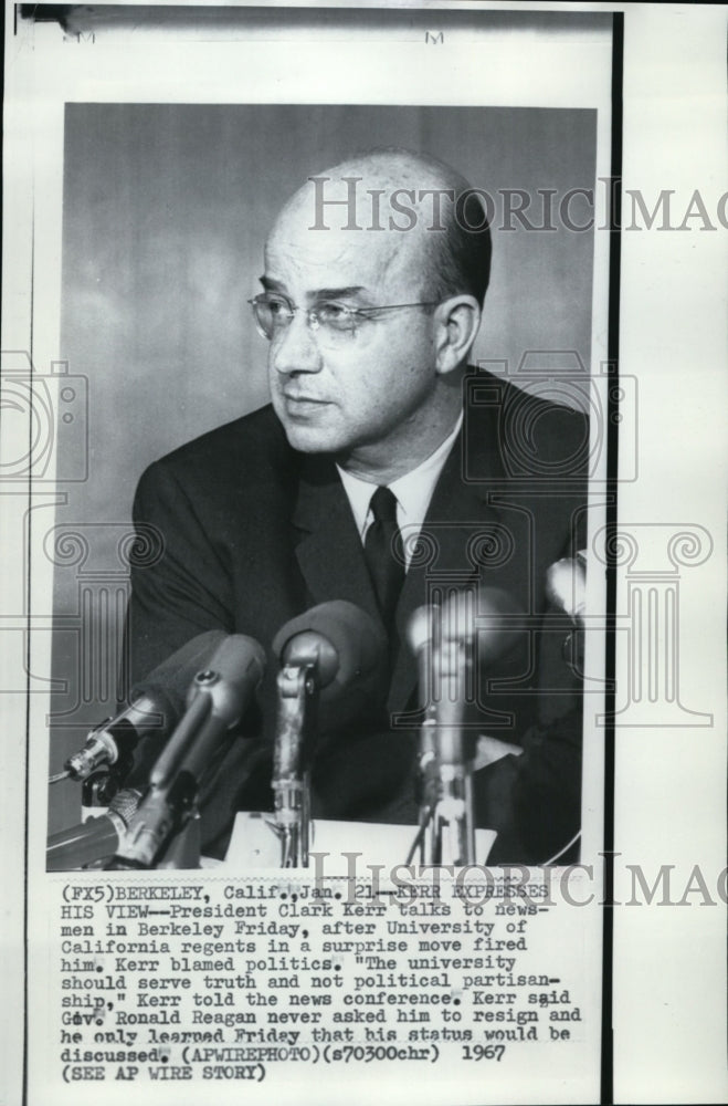 1967 Press Photo Clark Kerr talking to newsmen in Berkeley in a news conference - Historic Images