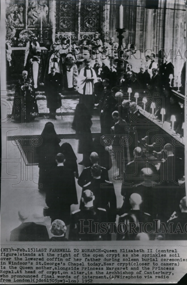 1952 Press Photo Funeral of King George-Queen sprinkles soil over lowered coffin - Historic Images