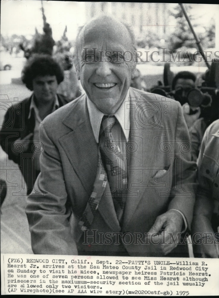 1975 Press Photo William R. Hearst Jr. arriving at the San Mateo County Jail - Historic Images